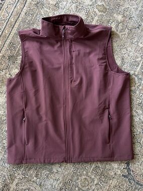 32 Degrees Men's Softshell Vest in Burgundy